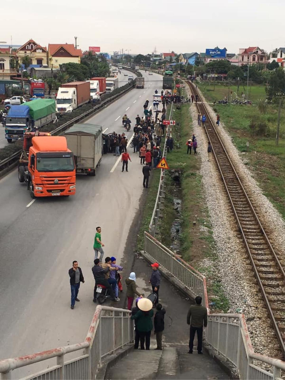 Vụ xe tải lao vào đoàn cán bộ xã khiến 8 người tử vong: Người nhà nạn nhân gào khóc thảm thiết tại hiện trường Ảnh 2