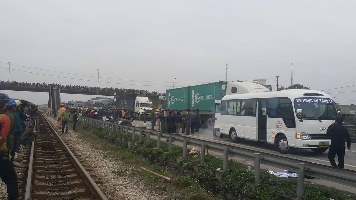 Vụ tai nạn kinh hoàng 8 cán bộ xã tử vong: ‘Chiếc xe tải lao như bay cuốn phăng đoàn người, một số chỉ kịp thét lên rồi bất động' Ảnh 1