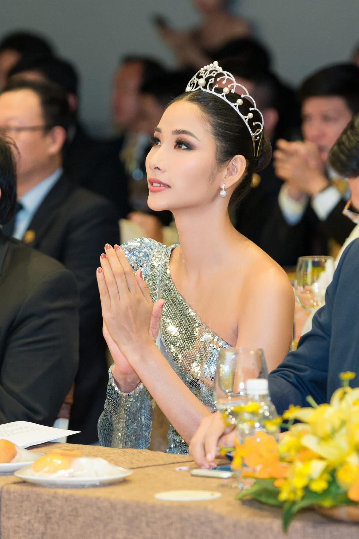 Hoàng Thùy bất ngờ 'để lộ' dự án cộng đồng có thể mang đến Miss Universe 2019 Ảnh 1