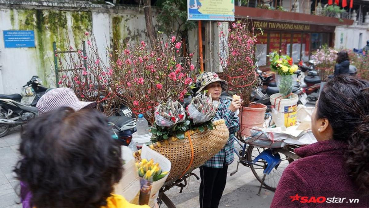 Chùm ảnh: Chợ hoa Hàng Lược nhộn nhịp ngày họp đầu tiên của phiên chợ Tết Ảnh 17