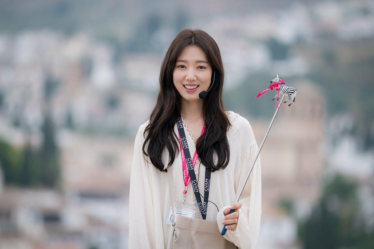 Công ty quản lý tung loạt ảnh hậu của Park Shin Hye sau tập cuối 'Hồi ức Alhambra' Ảnh 16