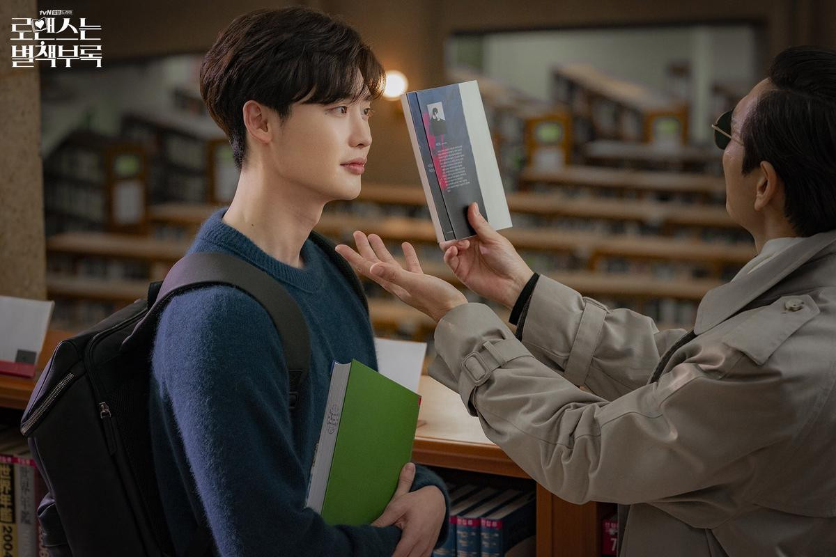 'Romance Is a Bonus Book': Lee Jong Suk bơ đẹp chú 'thần chết' Kim Tae Woo, sẽ có nhiều 'phản ứng hóa học' hài hước Ảnh 3