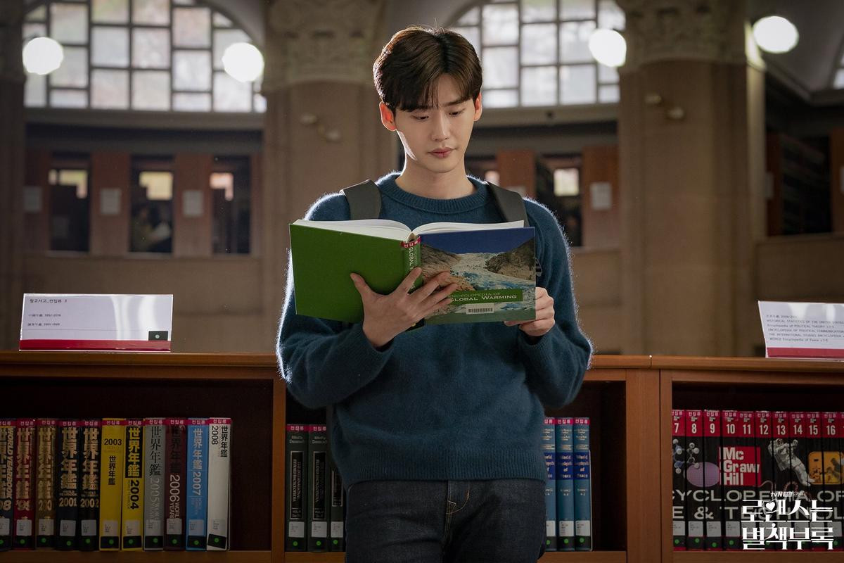 'Romance Is a Bonus Book': Lee Jong Suk bơ đẹp chú 'thần chết' Kim Tae Woo, sẽ có nhiều 'phản ứng hóa học' hài hước Ảnh 1