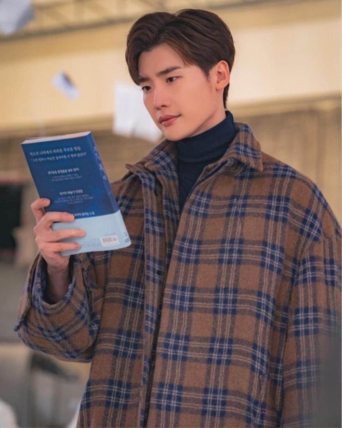 Lee Jong Suk: 'Mặt tôi dễ bị đỏ, và biên kịch đã đưa đặc điểm này vào phim Romance Is a Bonus Book' Ảnh 10