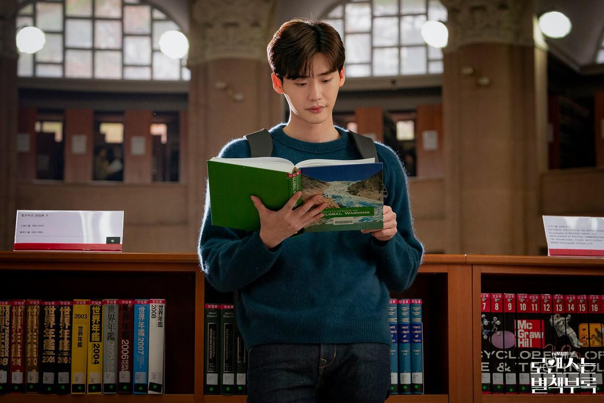 Lee Jong Suk: 'Mặt tôi dễ bị đỏ, và biên kịch đã đưa đặc điểm này vào phim Romance Is a Bonus Book' Ảnh 11