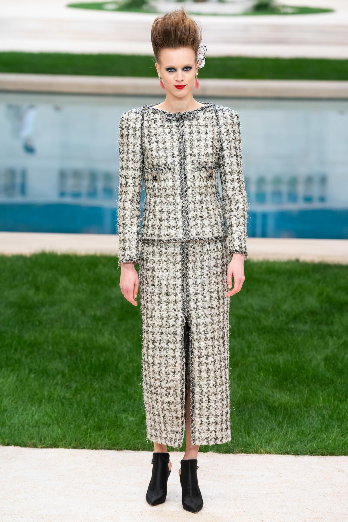 Chanel Couture Xuân 2019 cùng câu chuyện vắng mặt của trái tim làng thời trang - Karl Lagerfeld Ảnh 1