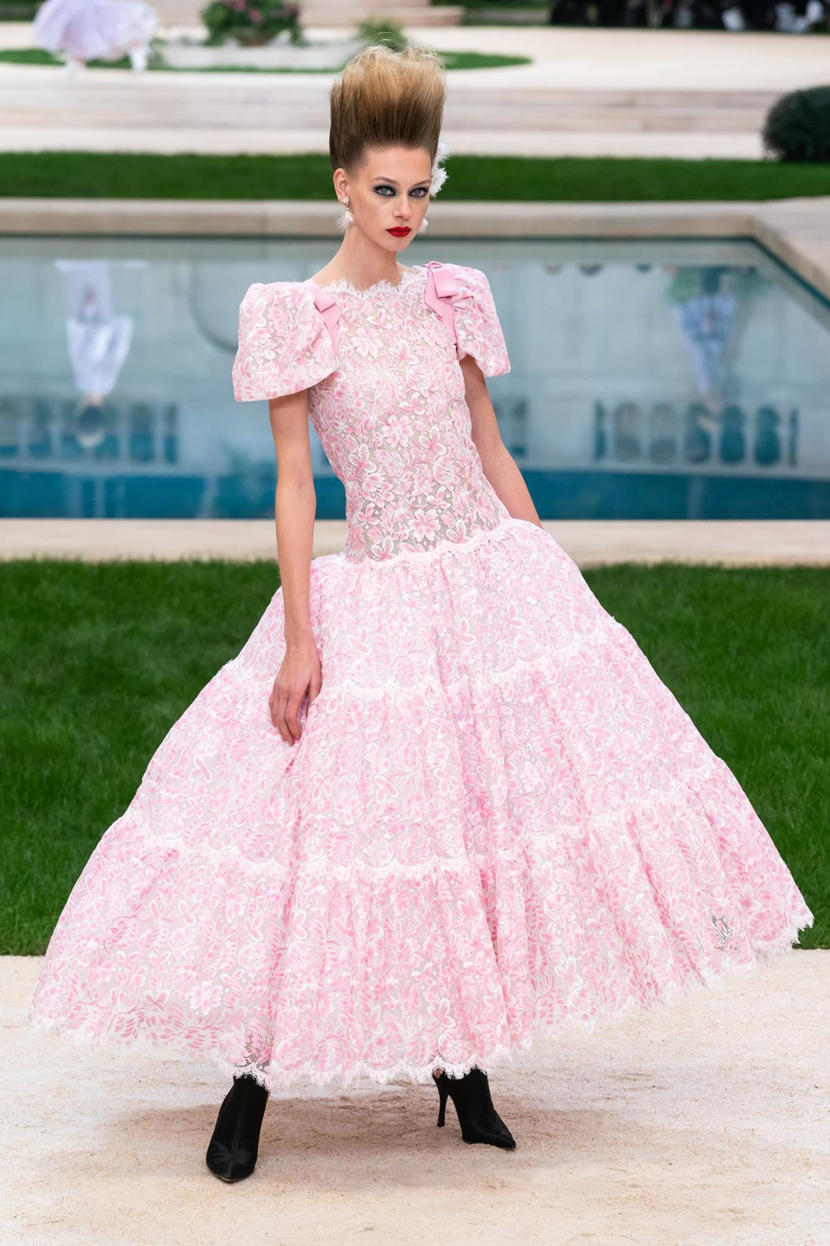 Chanel Couture Xuân 2019 cùng câu chuyện vắng mặt của trái tim làng thời trang - Karl Lagerfeld Ảnh 11