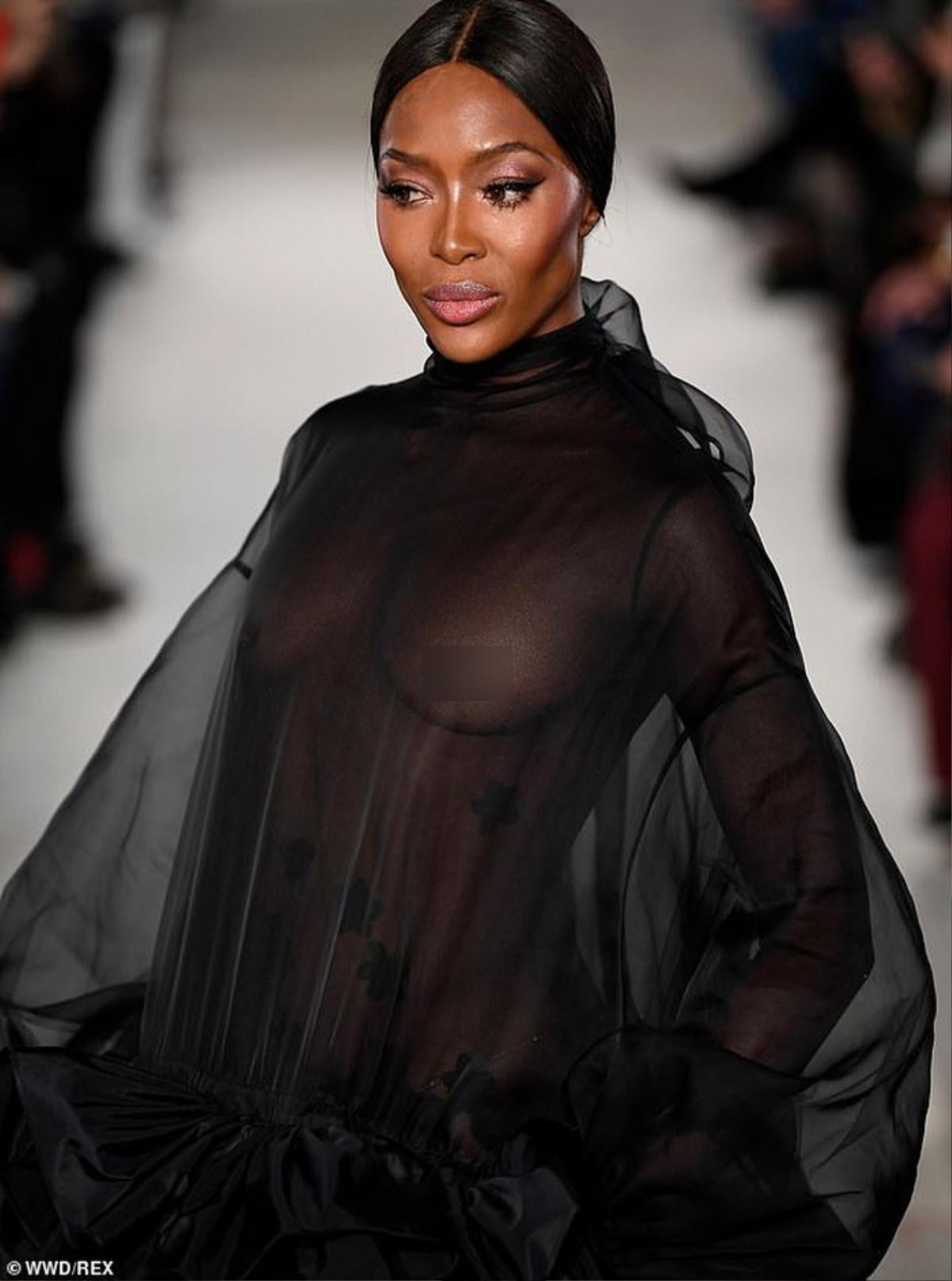 'Báo đen' Naomi Campbell diện váy xuyên thấu không nội y nổi bật tại show Valentino Ảnh 3