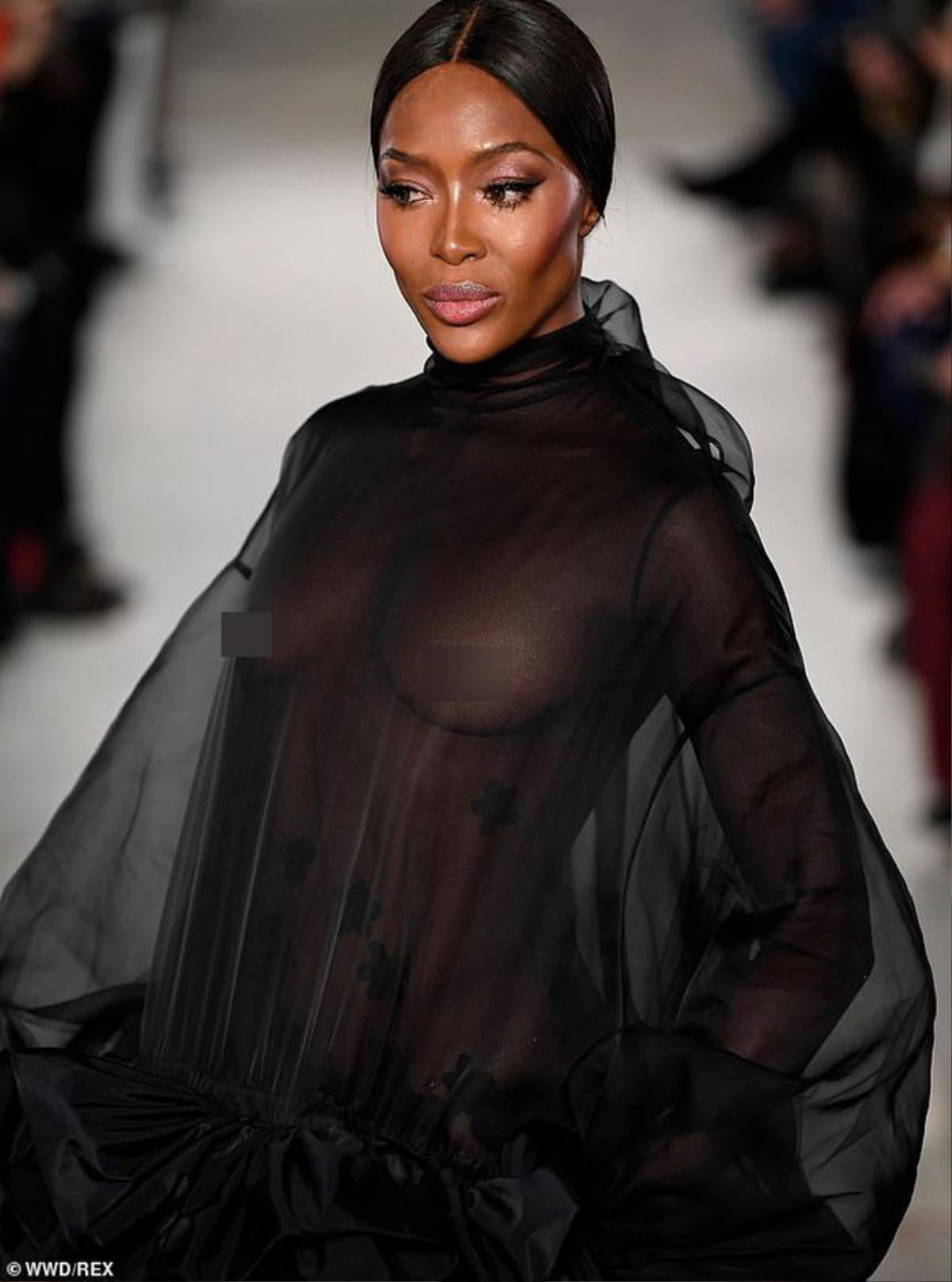 'Báo đen' Naomi Campbell diện váy xuyên thấu không nội y nổi bật tại show Valentino Ảnh 2