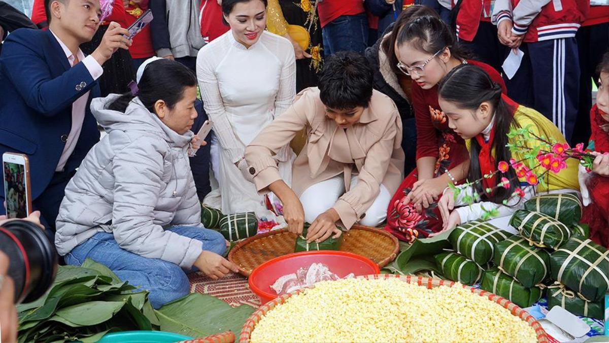 Lần đầu gói bánh chưng, H'Hen Niê đặt câu nói 'gây bão' tại Miss Universe vào trẻ em nghèo Ảnh 5