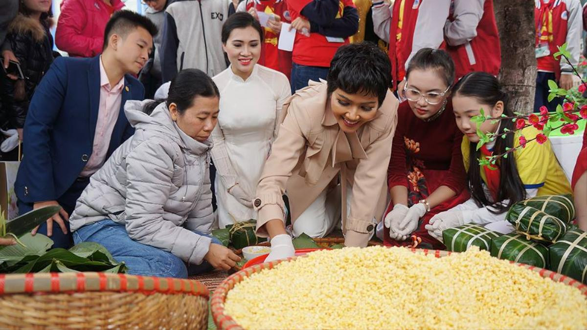 Lần đầu gói bánh chưng, H'Hen Niê đặt câu nói 'gây bão' tại Miss Universe vào trẻ em nghèo Ảnh 1