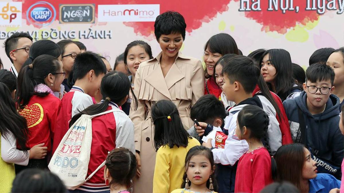 Lần đầu gói bánh chưng, H'Hen Niê đặt câu nói 'gây bão' tại Miss Universe vào trẻ em nghèo Ảnh 6