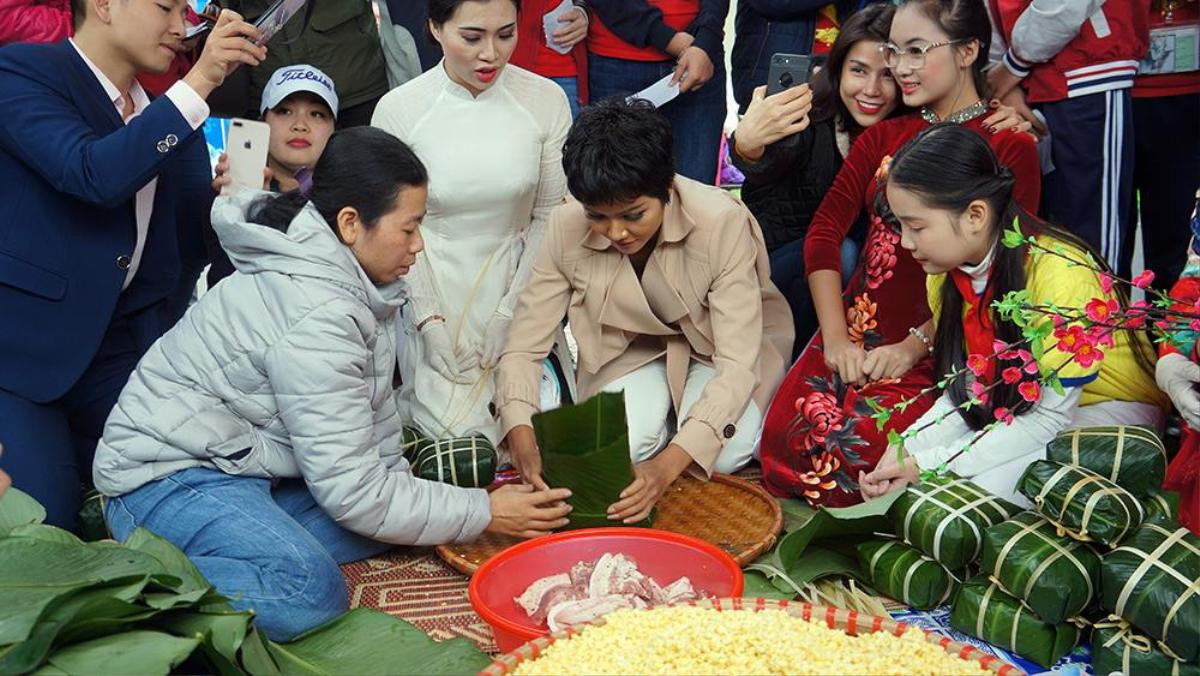 Lần đầu gói bánh chưng, H'Hen Niê đặt câu nói 'gây bão' tại Miss Universe vào trẻ em nghèo Ảnh 3