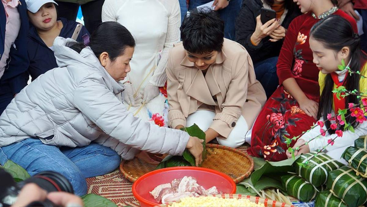 Lần đầu gói bánh chưng, H'Hen Niê đặt câu nói 'gây bão' tại Miss Universe vào trẻ em nghèo Ảnh 4