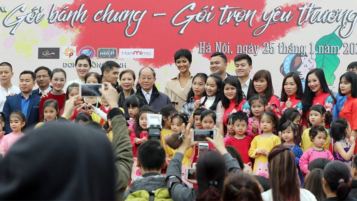 Lần đầu gói bánh chưng, H'Hen Niê đặt câu nói 'gây bão' tại Miss Universe vào trẻ em nghèo Ảnh 8