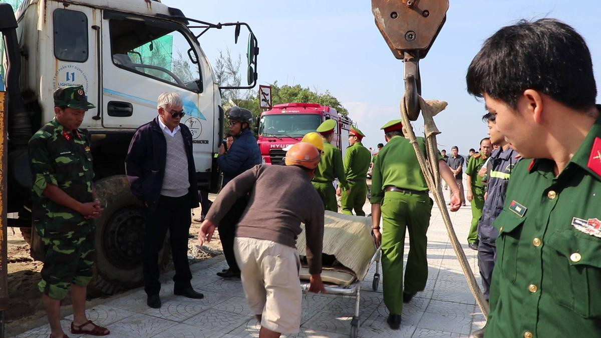 Lời kể của cô con gái 14 tuổi bơi vào bờ thoát chết trong vụ ô tô lao xuống sông Hoài Ảnh 2