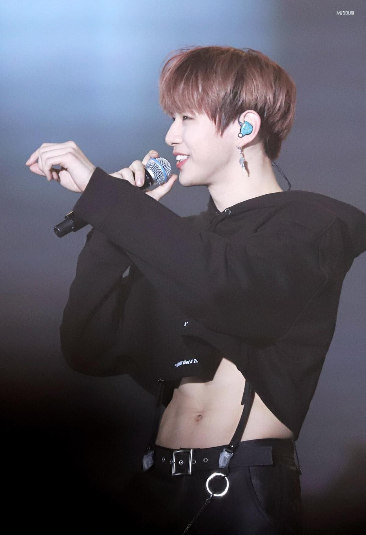 Kai không hề cô đơn, đã có Kang Daniel dám mặc croptop khoe cơ bụng cùng anh chàng Ảnh 9