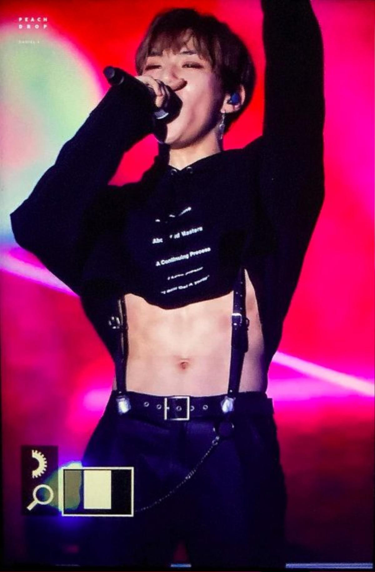 Kai không hề cô đơn, đã có Kang Daniel dám mặc croptop khoe cơ bụng cùng anh chàng Ảnh 1