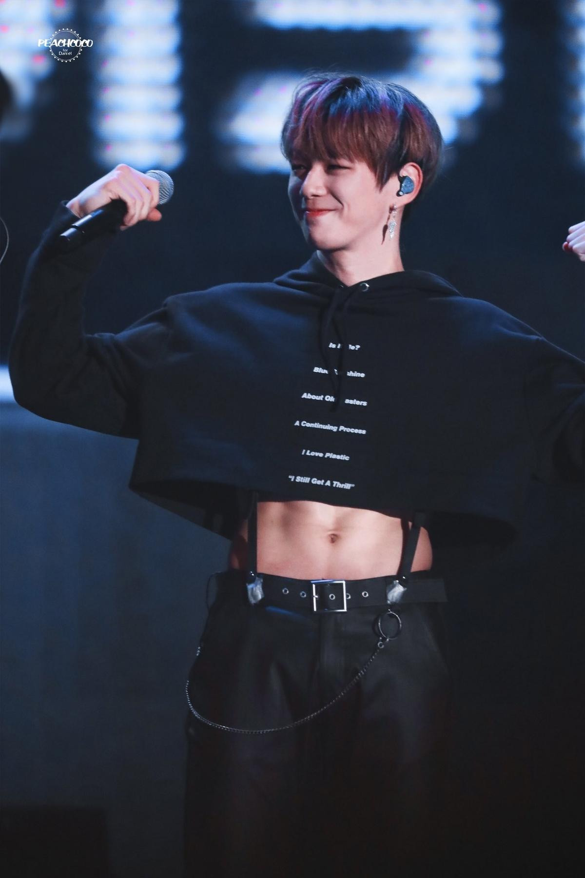 Kai không hề cô đơn, đã có Kang Daniel dám mặc croptop khoe cơ bụng cùng anh chàng Ảnh 5