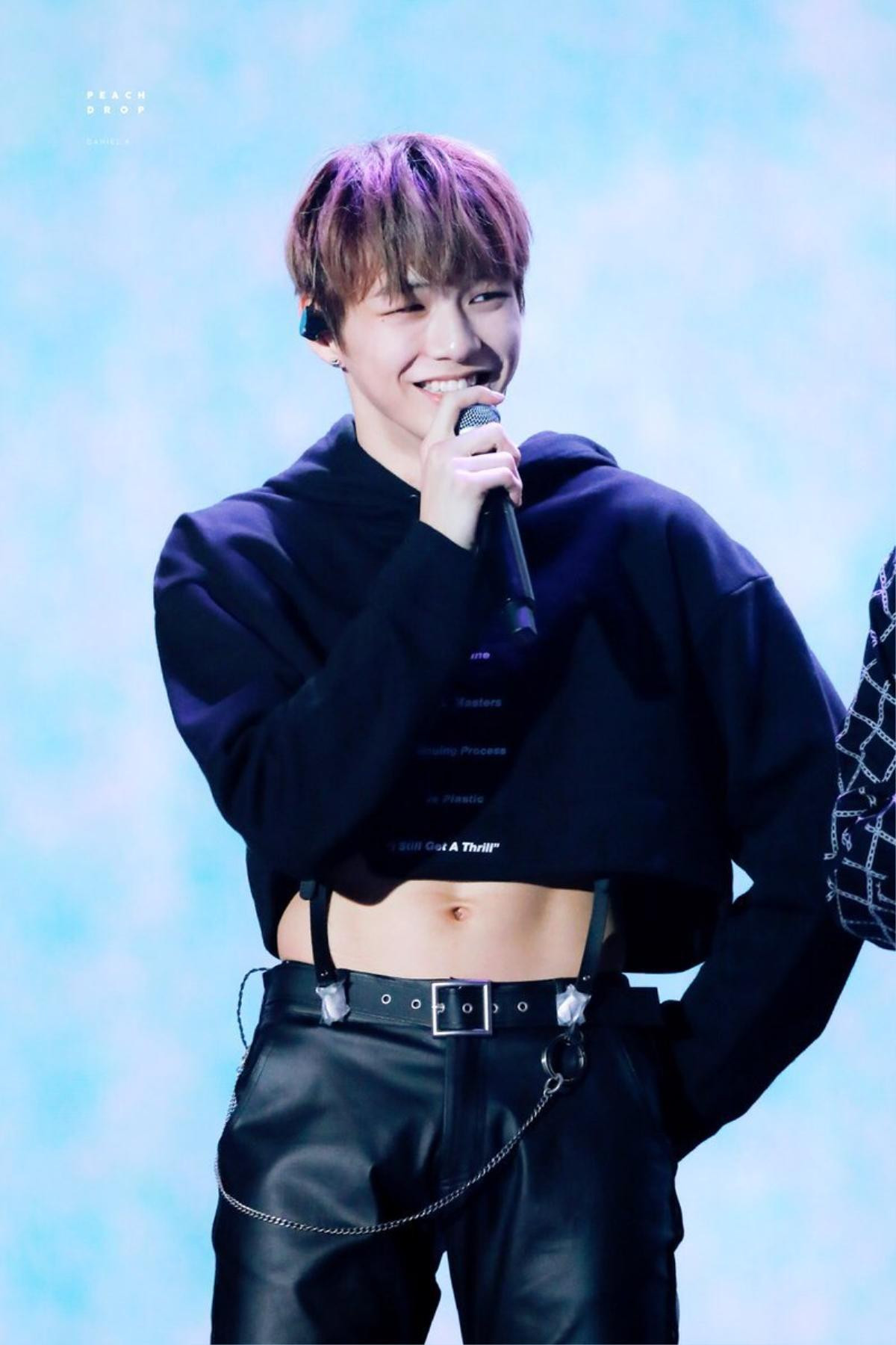 Kai không hề cô đơn, đã có Kang Daniel dám mặc croptop khoe cơ bụng cùng anh chàng Ảnh 2