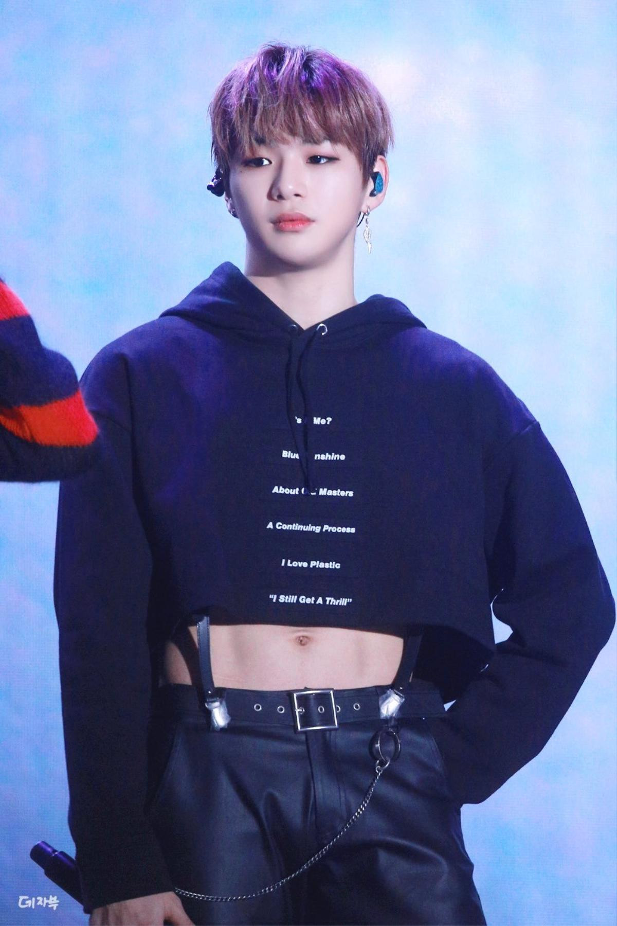 Kai không hề cô đơn, đã có Kang Daniel dám mặc croptop khoe cơ bụng cùng anh chàng Ảnh 3