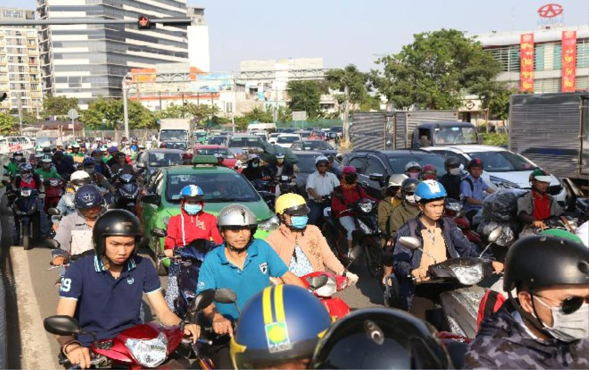 Nhiều người sợ lỡ chuyến bay vì kẹt xe hàng giờ tại cửa ngõ sân bay Tân Sơn Nhất Ảnh 1