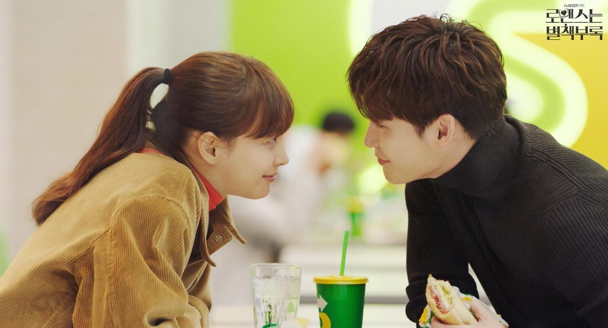 4 lý do nên xem 'Romance Is a Bonus Book' của Lee Jong Suk và Lee Na Young vào tối nay Ảnh 10