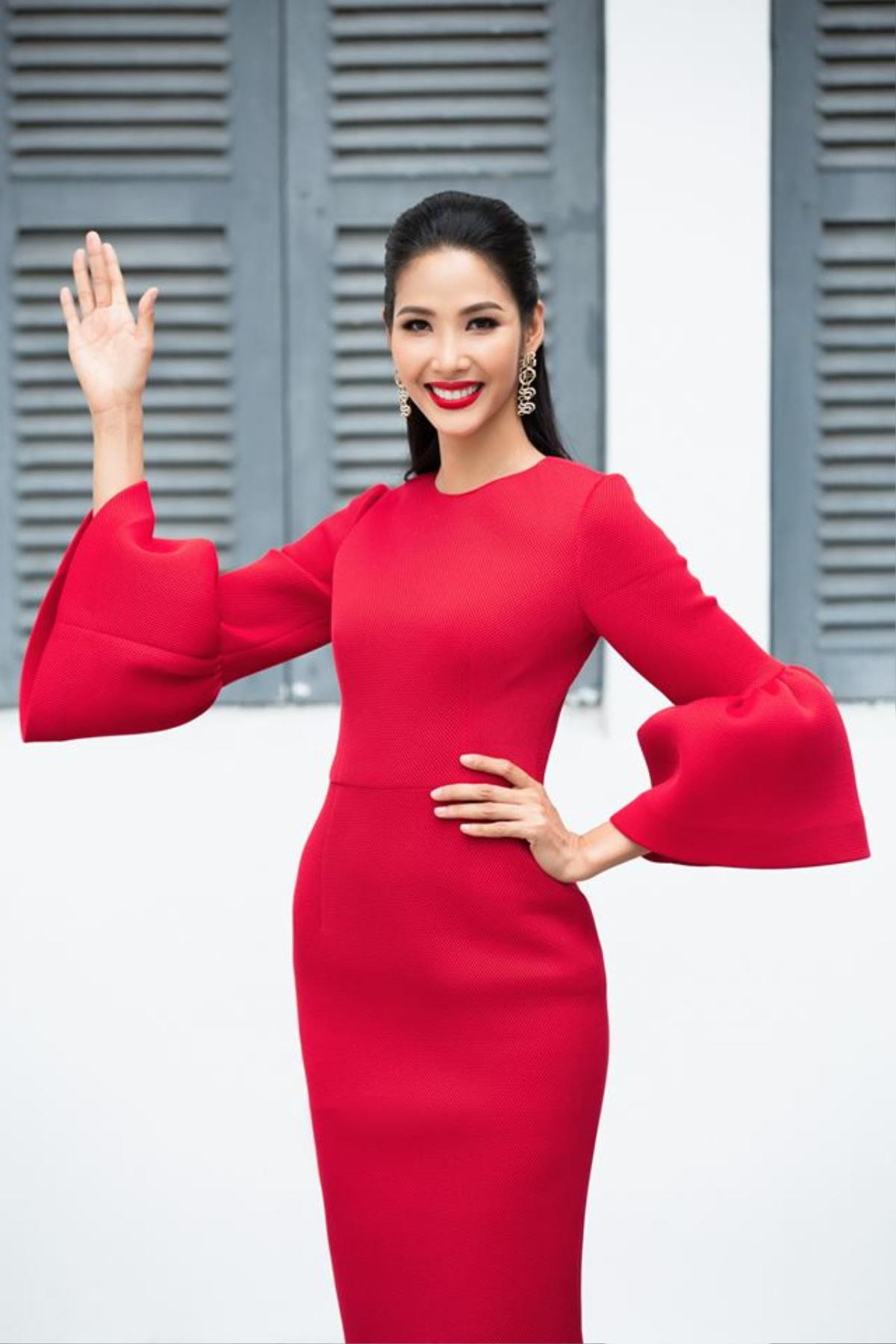 Trước Miss Universe 2019, cùng nhìn lại loạt váy áo nữ tính hết mức của Hoàng Thùy Ảnh 10