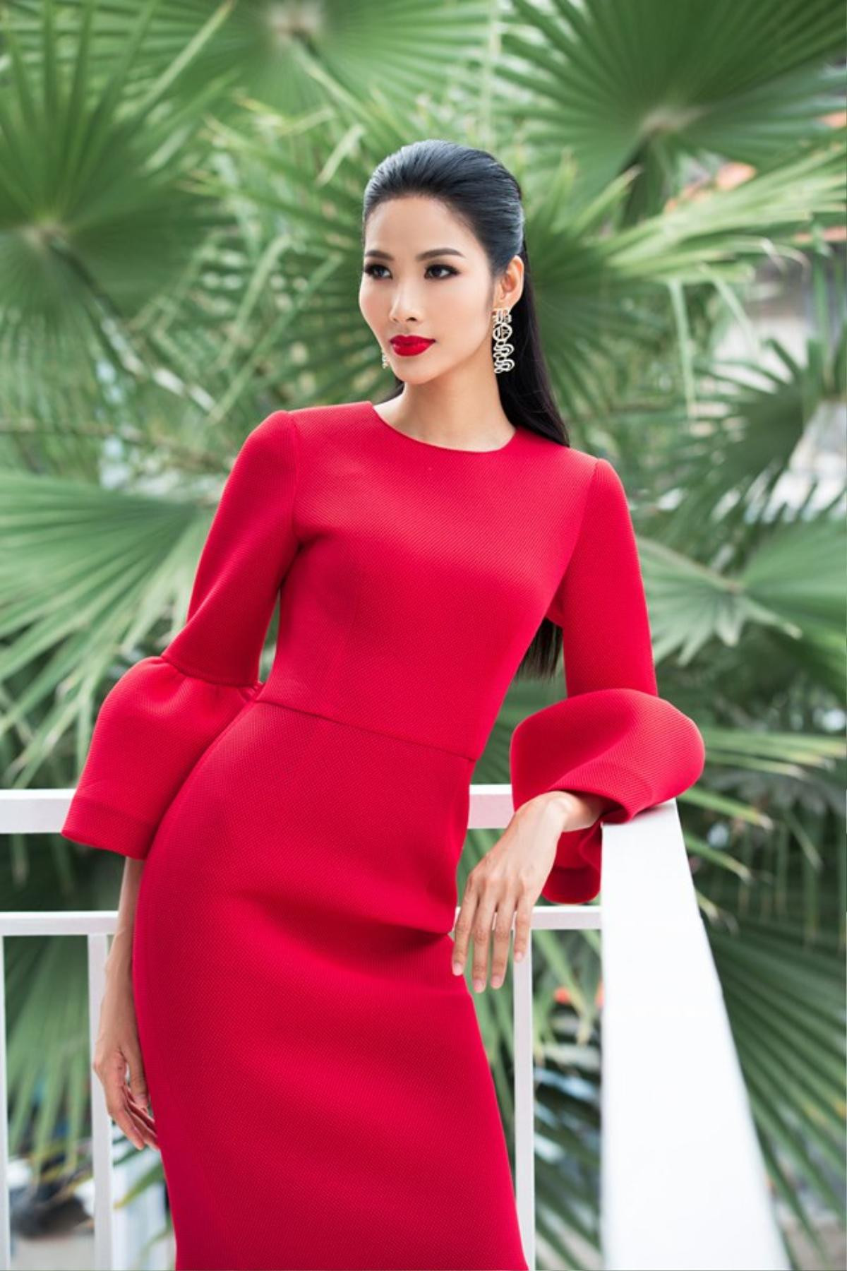 Trước Miss Universe 2019, cùng nhìn lại loạt váy áo nữ tính hết mức của Hoàng Thùy Ảnh 11