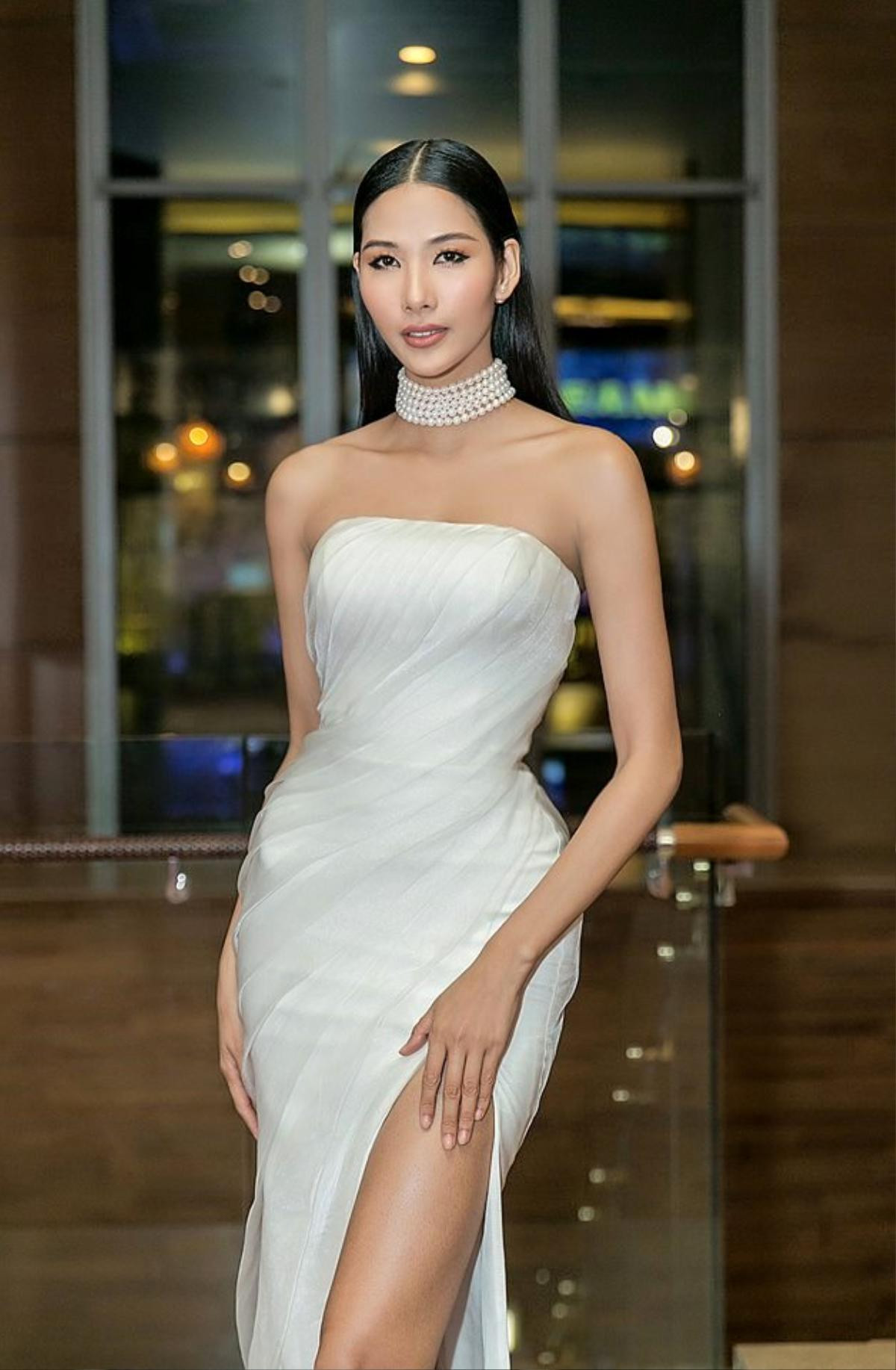 Trước Miss Universe 2019, cùng nhìn lại loạt váy áo nữ tính hết mức của Hoàng Thùy Ảnh 9