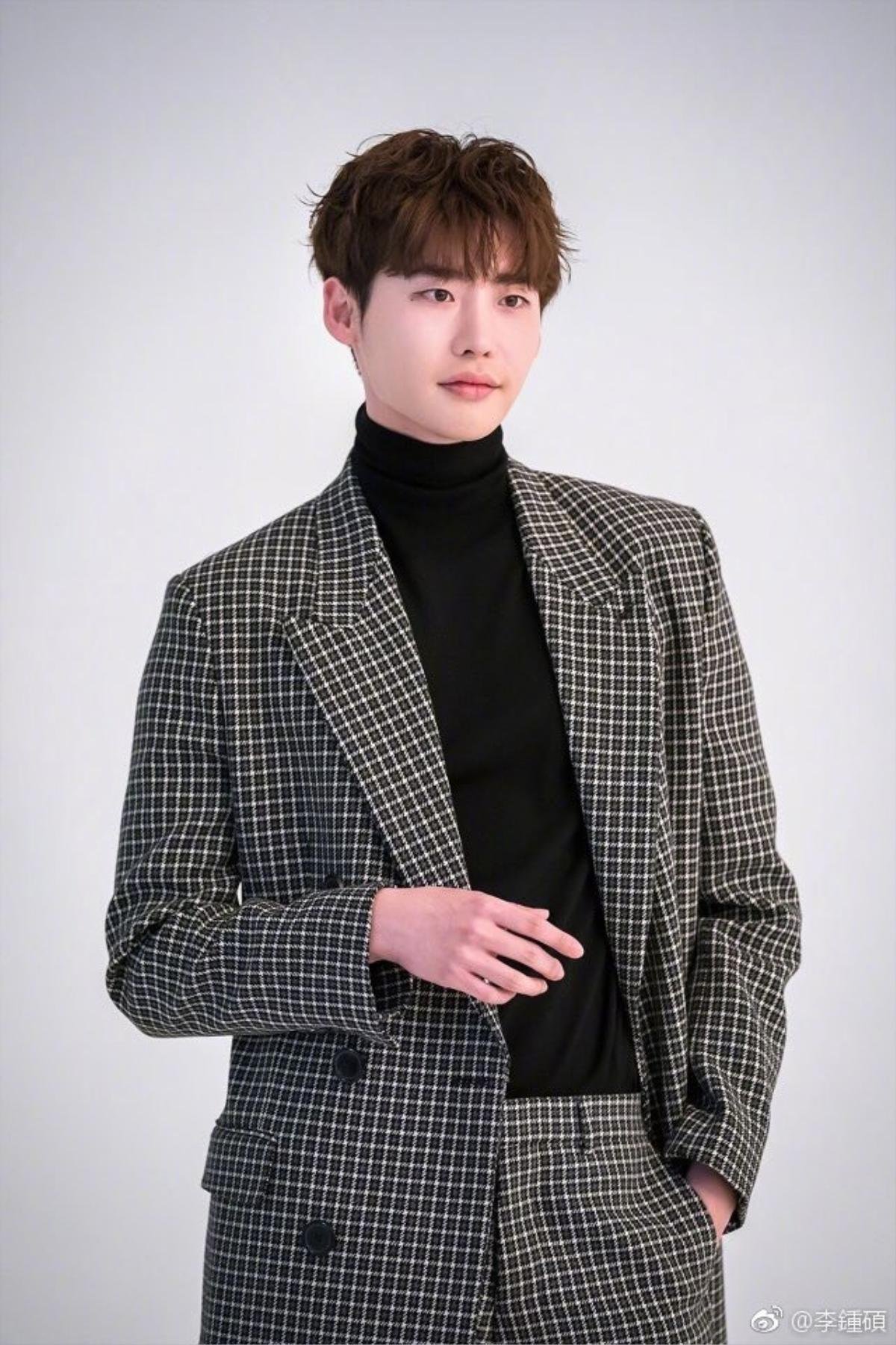 Trước khi 'Romance is A Bonus Book' lên sóng, Lee Jong Suk chia sẻ ảnh hậu trường nam tính quyến rũ Ảnh 5