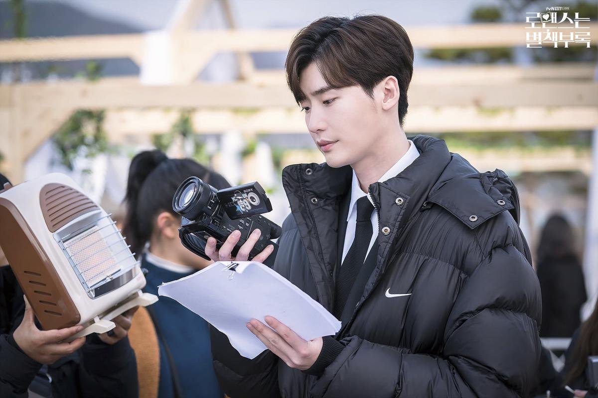 Trước khi 'Romance is A Bonus Book' lên sóng, Lee Jong Suk chia sẻ ảnh hậu trường nam tính quyến rũ Ảnh 4