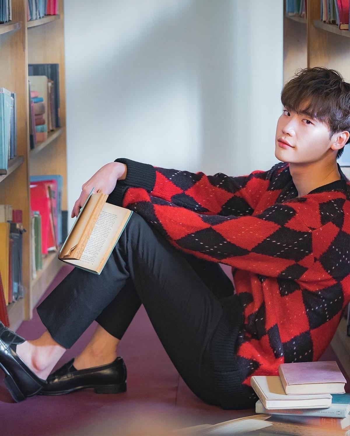 Trước khi 'Romance is A Bonus Book' lên sóng, Lee Jong Suk chia sẻ ảnh hậu trường nam tính quyến rũ Ảnh 12