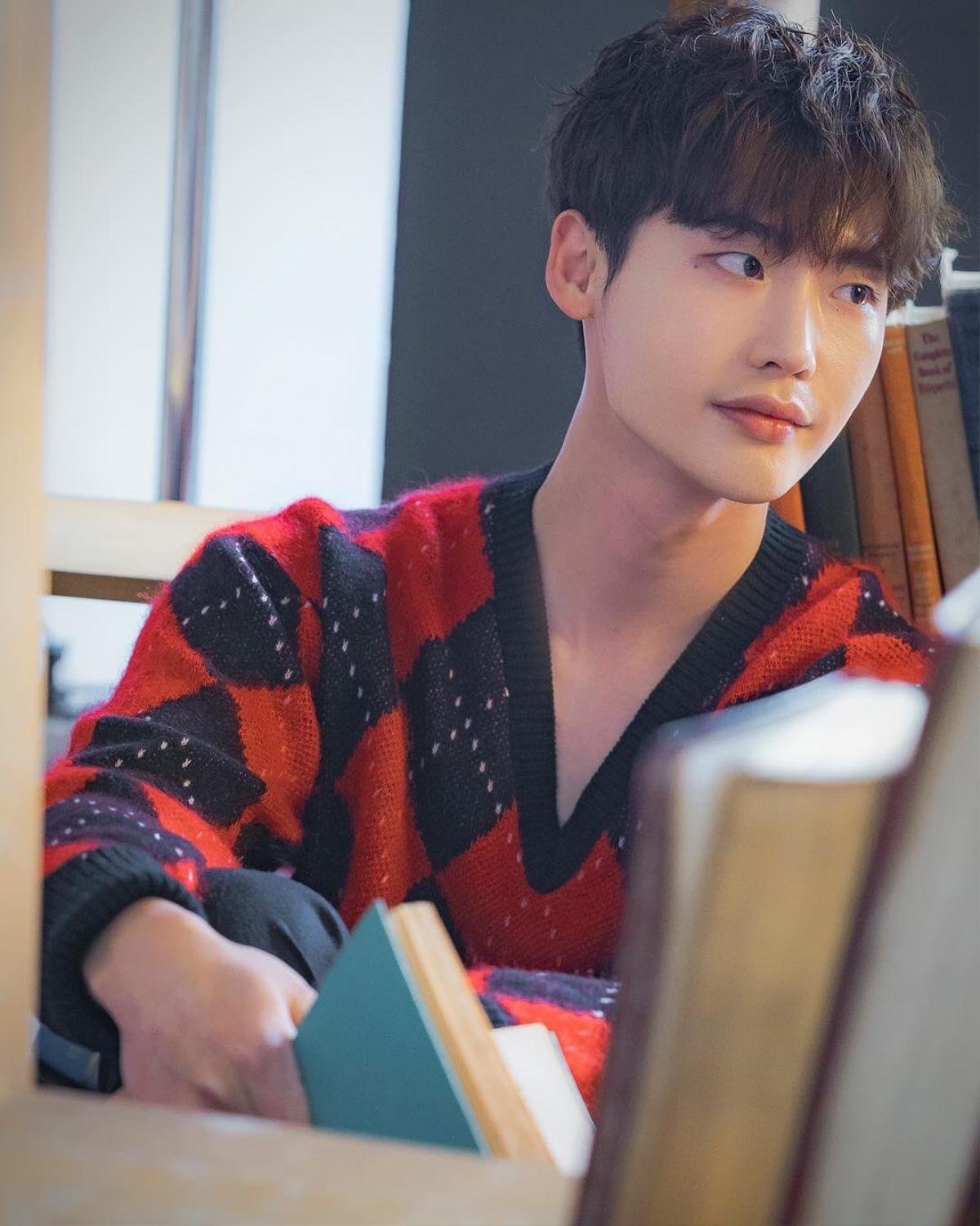 Trước khi 'Romance is A Bonus Book' lên sóng, Lee Jong Suk chia sẻ ảnh hậu trường nam tính quyến rũ Ảnh 13