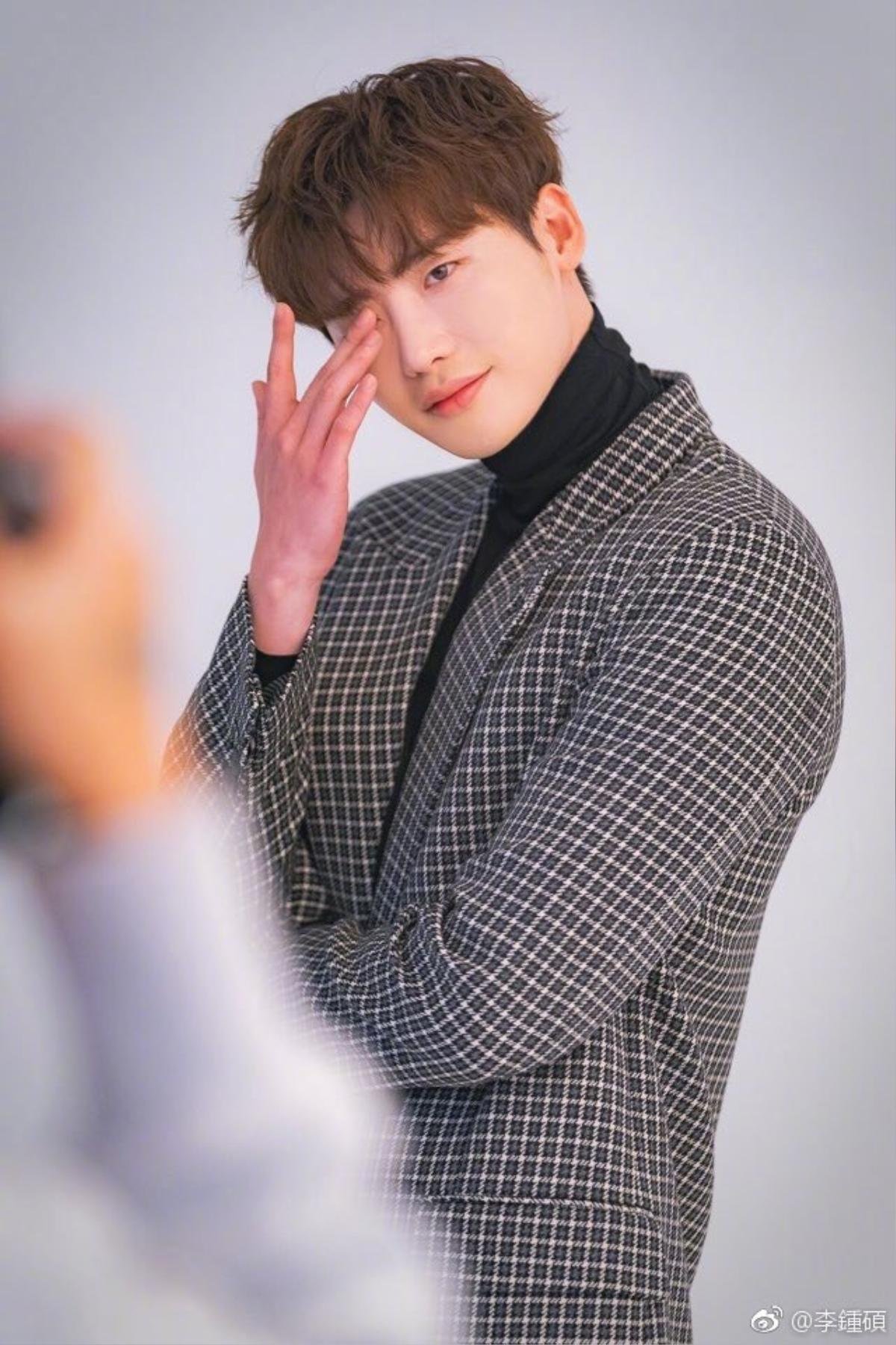 Trước khi 'Romance is A Bonus Book' lên sóng, Lee Jong Suk chia sẻ ảnh hậu trường nam tính quyến rũ Ảnh 6