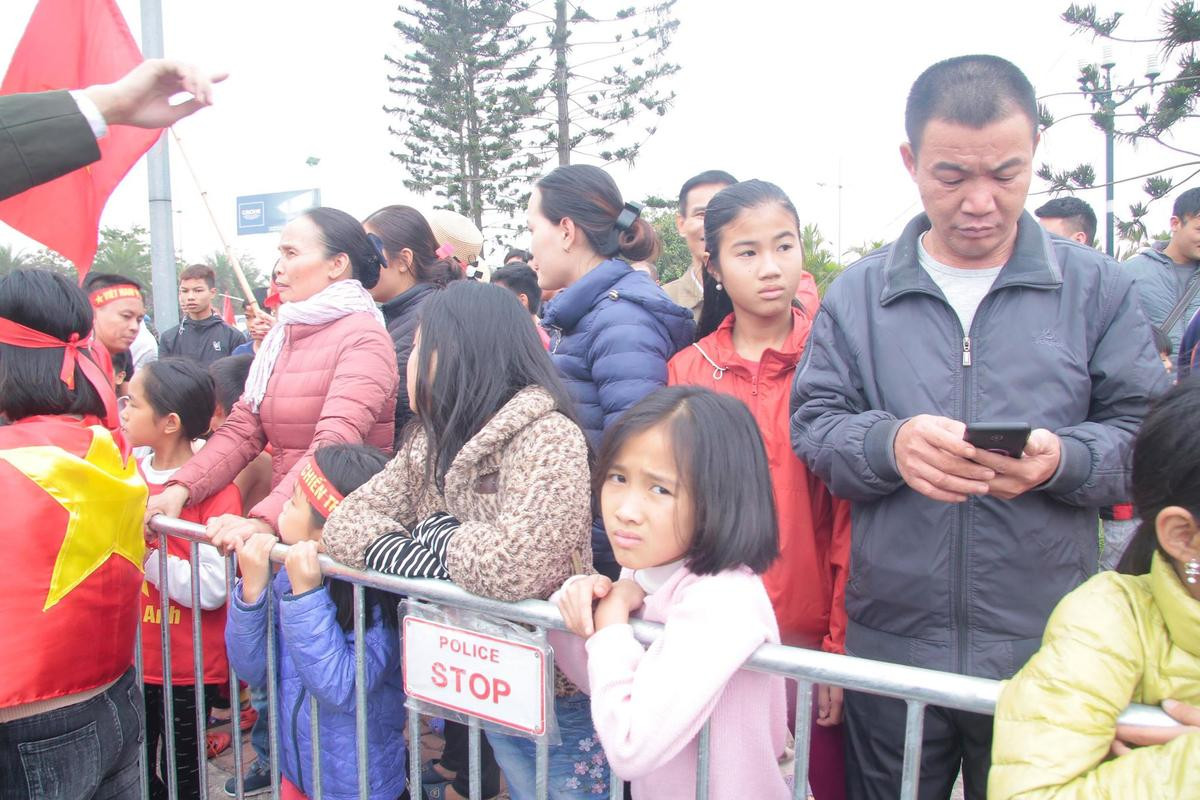 Hàng ngàn CĐV náo nhiệt trước cổng sân bay đón tuyển Việt Nam trở về Ảnh 16