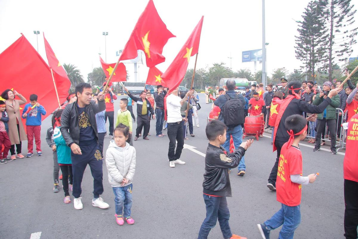 Hàng ngàn CĐV náo nhiệt trước cổng sân bay đón tuyển Việt Nam trở về Ảnh 11