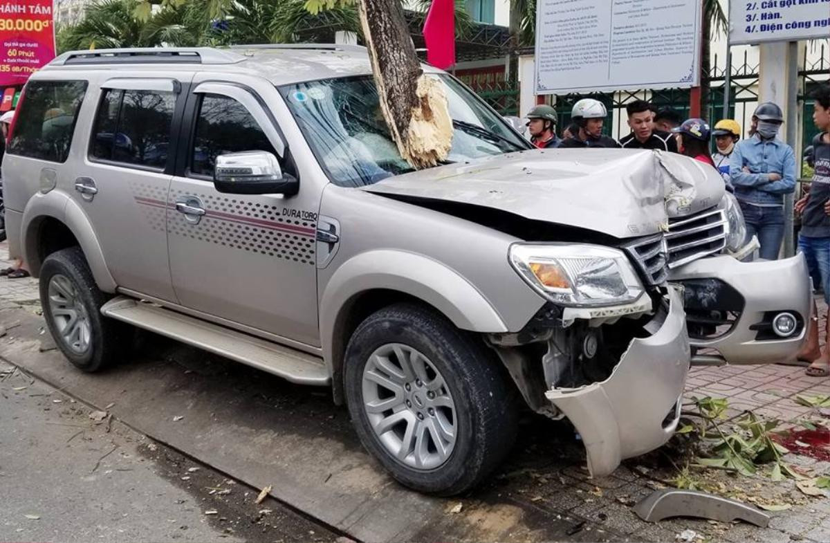 Nóng: Ô tô lao lên vỉa hè húc gãy đôi cây xanh, tông tử vong cháu bé 5 tuổi đứng chờ đèn đỏ cùng mẹ Ảnh 1