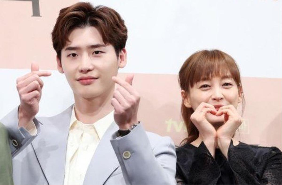 Lee Jong Suk chỉ thần tượng mình cách thả tim ngón tay, cư dân mạng khen: 'Dễ thương quá' Ảnh 2