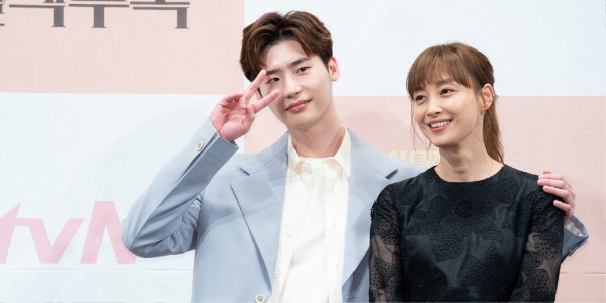 Lee Jong Suk chỉ thần tượng mình cách thả tim ngón tay, cư dân mạng khen: 'Dễ thương quá' Ảnh 1