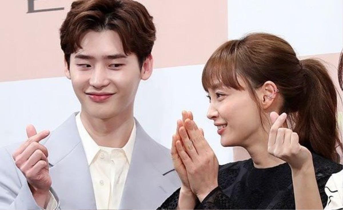 Lee Jong Suk chỉ thần tượng mình cách thả tim ngón tay, cư dân mạng khen: 'Dễ thương quá' Ảnh 3