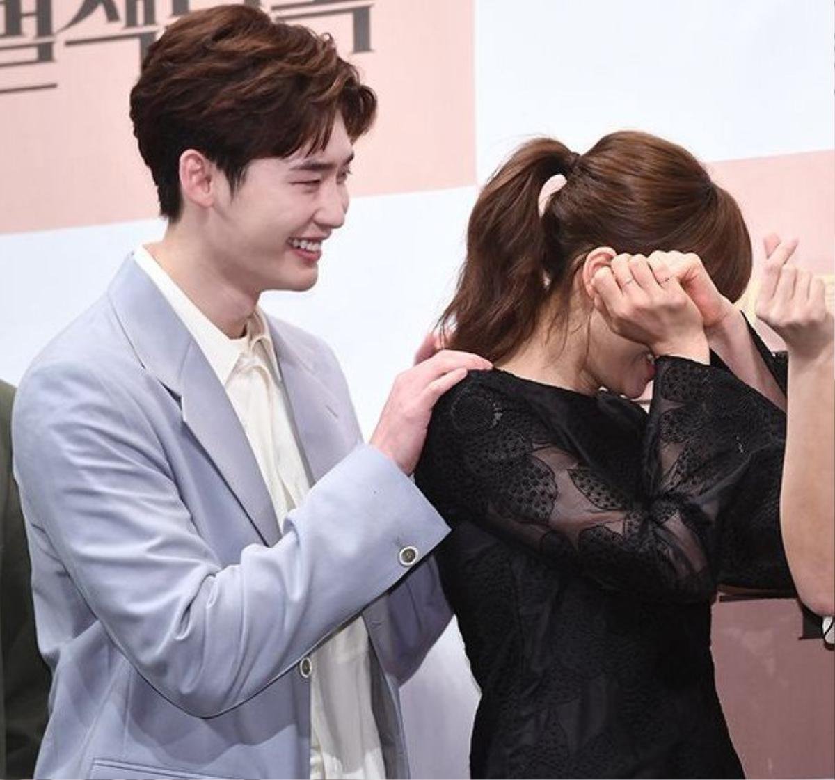 Lee Jong Suk chỉ thần tượng mình cách thả tim ngón tay, cư dân mạng khen: 'Dễ thương quá' Ảnh 4