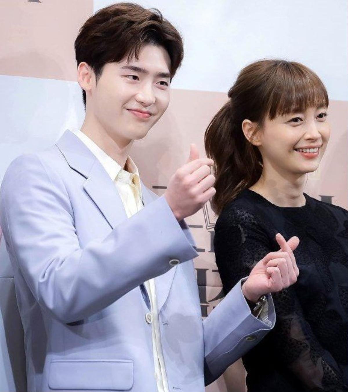 Lee Jong Suk chỉ thần tượng mình cách thả tim ngón tay, cư dân mạng khen: 'Dễ thương quá' Ảnh 6