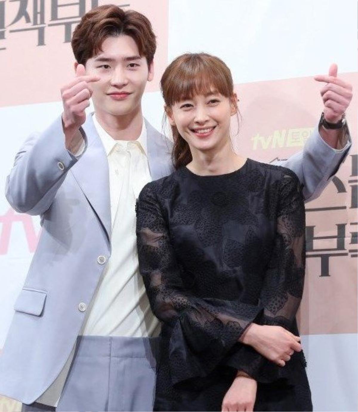 Lee Jong Suk chỉ thần tượng mình cách thả tim ngón tay, cư dân mạng khen: 'Dễ thương quá' Ảnh 7