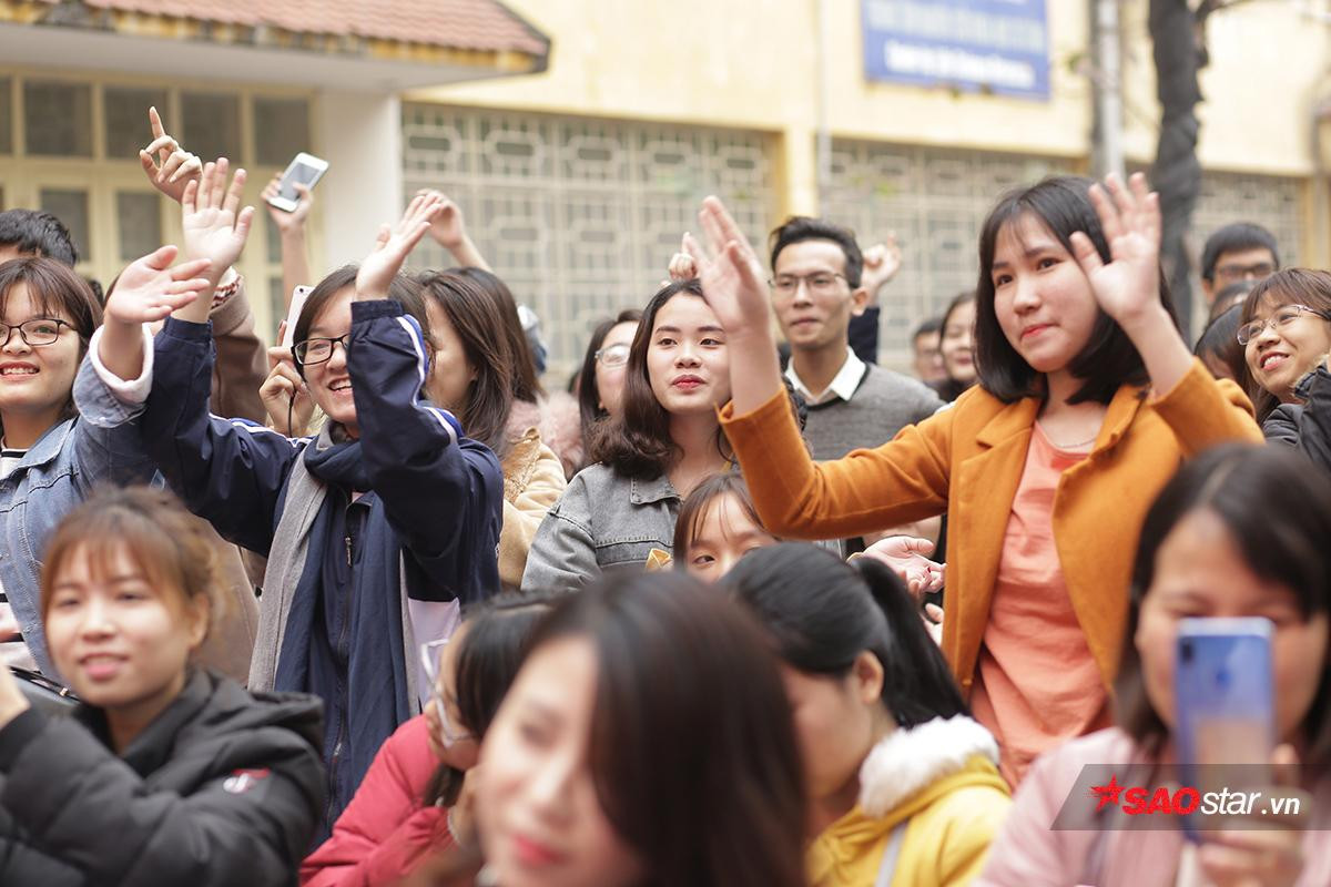 TS Lê Thẩm Dương tiễn hàng nghìn sinh viên Hà Nội về quê ăn Tết Ảnh 10