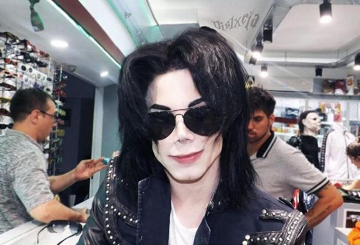 Người đàn ông mạnh tay chi 700 triệu đồng đi 'trùng tu nhan sắc' để giống Michael Jackson Ảnh 3