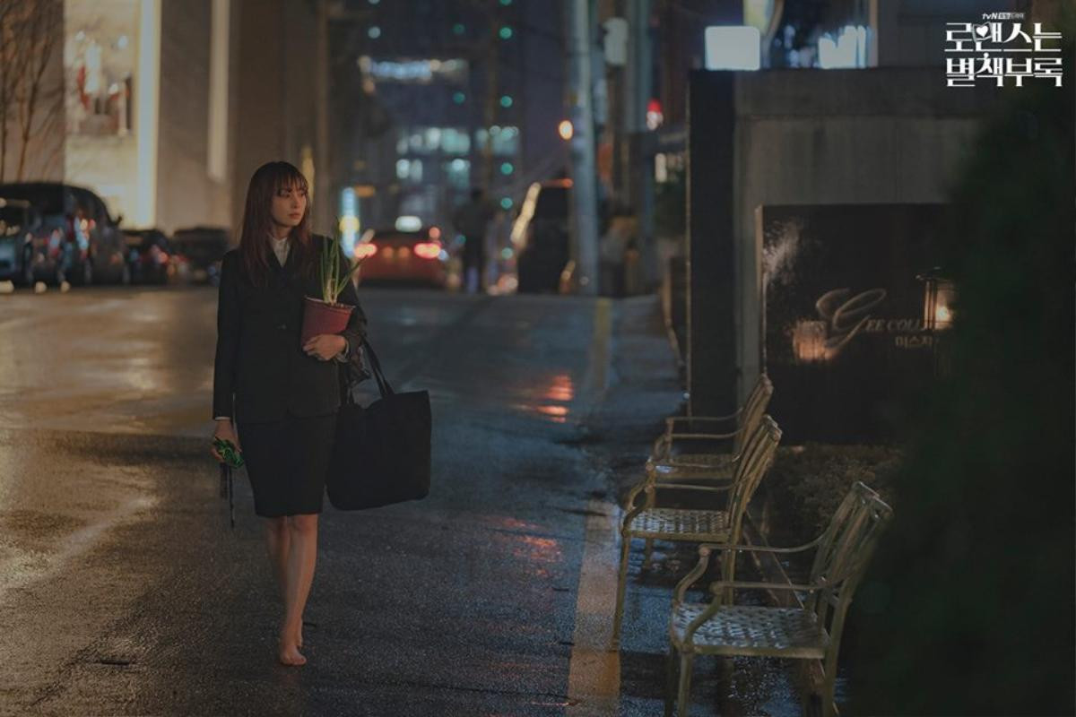 'Romance is a bonus book': Lee Na Young trở thành bà cô không chồng thất bại, sống nhờ nhà Lee Jong Suk Ảnh 8