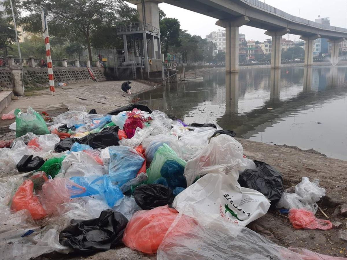 Ngày tiễn ông Công ông Táo về trời: Rác chất thành đống, đèn thờ, tro hóa vàng nổi khắp mặt hồ Ảnh 8