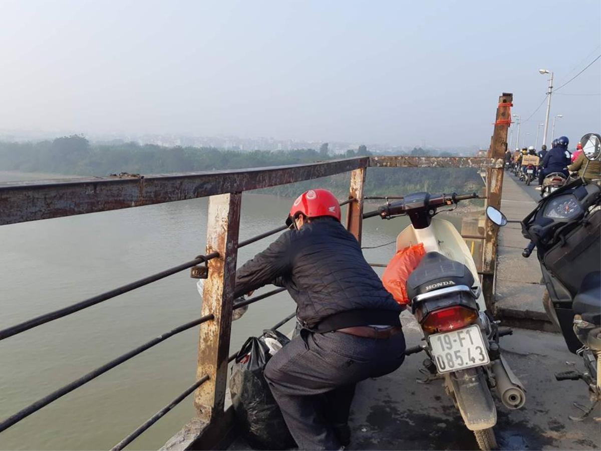 Ngày tiễn ông Công ông Táo về trời: Rác chất thành đống, đèn thờ, tro hóa vàng nổi khắp mặt hồ Ảnh 4