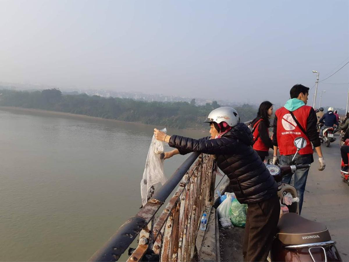 Ngày tiễn ông Công ông Táo về trời: Rác chất thành đống, đèn thờ, tro hóa vàng nổi khắp mặt hồ Ảnh 5